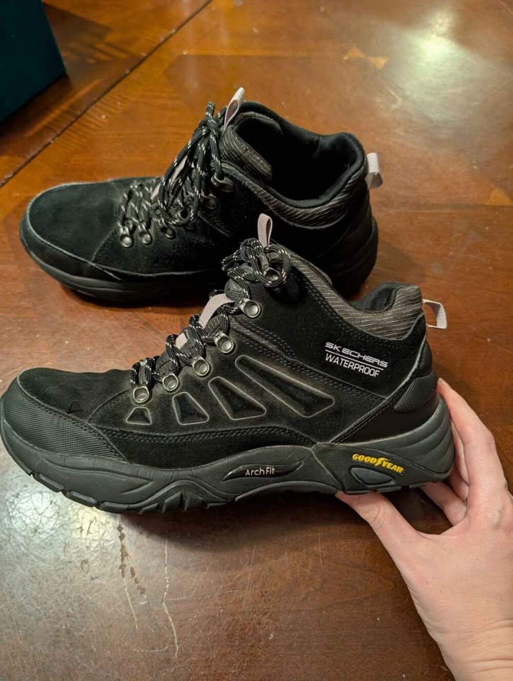Skechers size 9 women's arch fit recon waterproof hiking boots